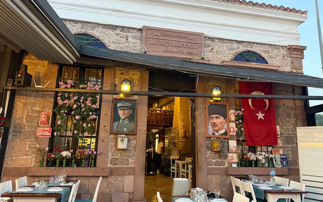 Balıkçı Bahtiyar Ahmetin Yeri'nin Cunda'daki taş cepheli girişi